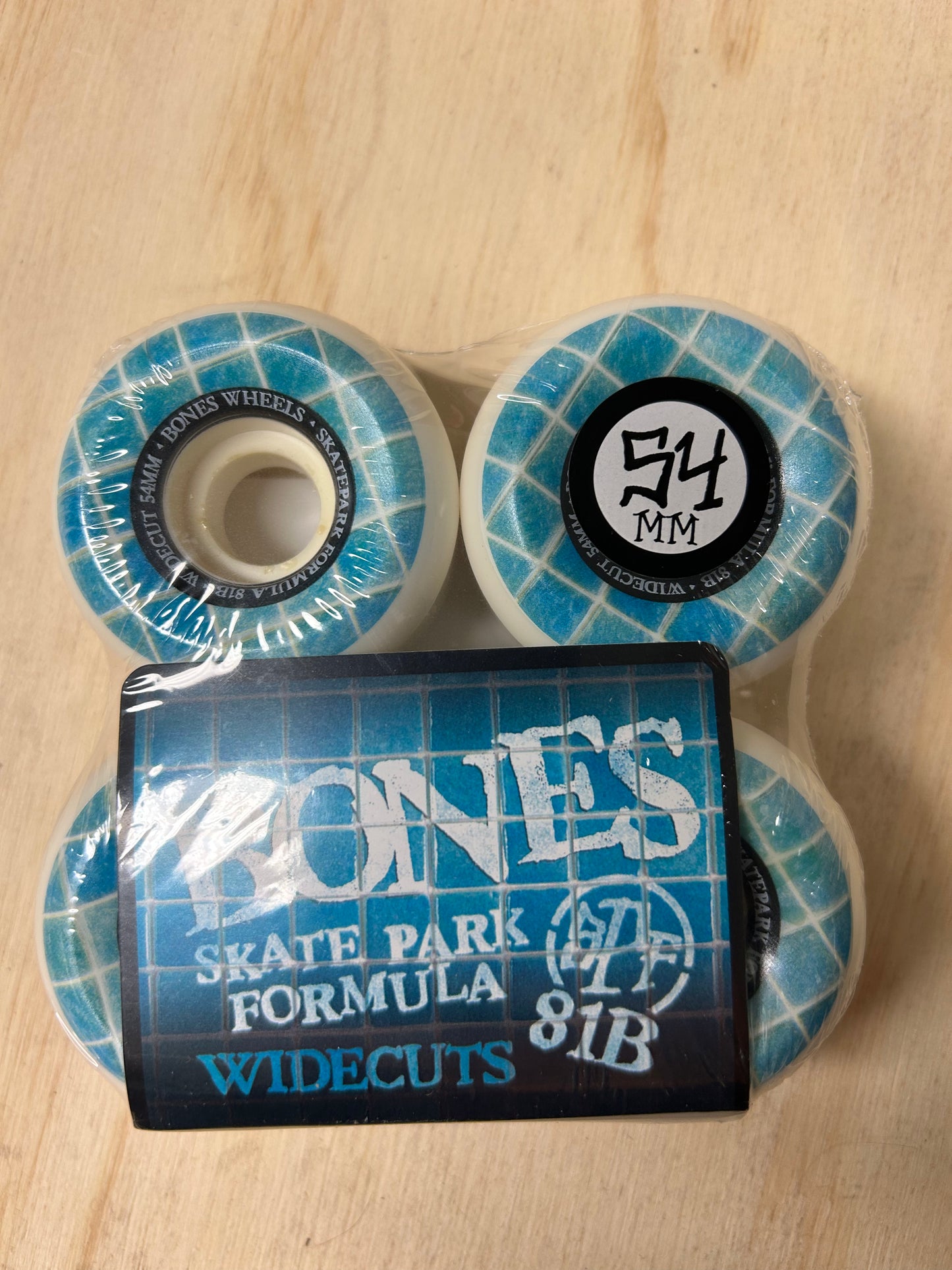 BONES POOL & THE GANG 54MM V6 WIDECUT SKATEPARK FORMULA 81B 4PK